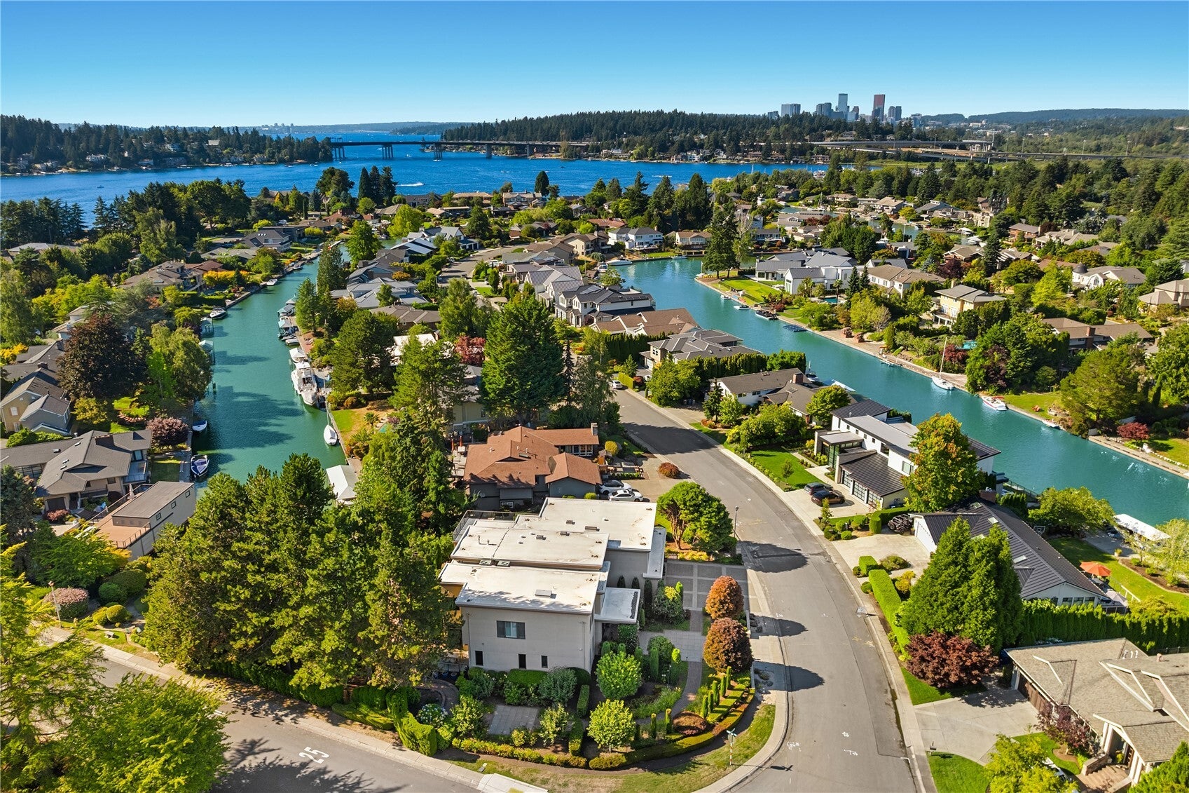 2 Crescent Key SE