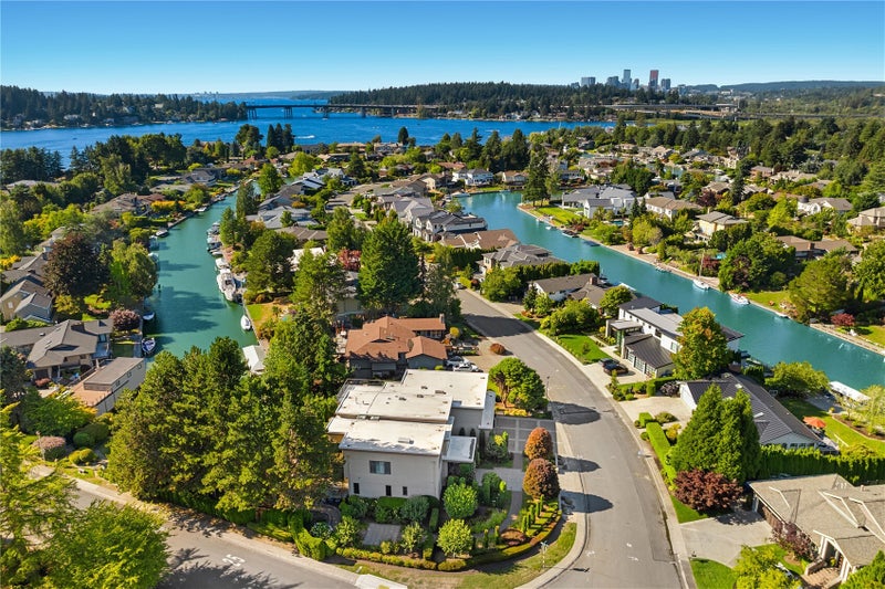 2 Crescent Key SE