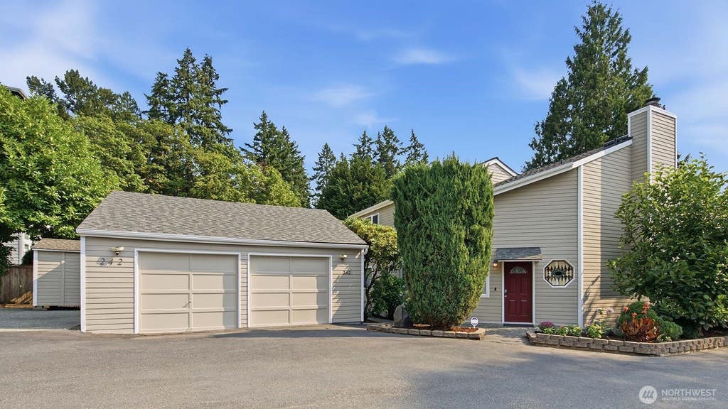 Photo of 242 W Lake Sammamish Parkway SE, Bellevue, WA 98008 (MLS # 2564430)