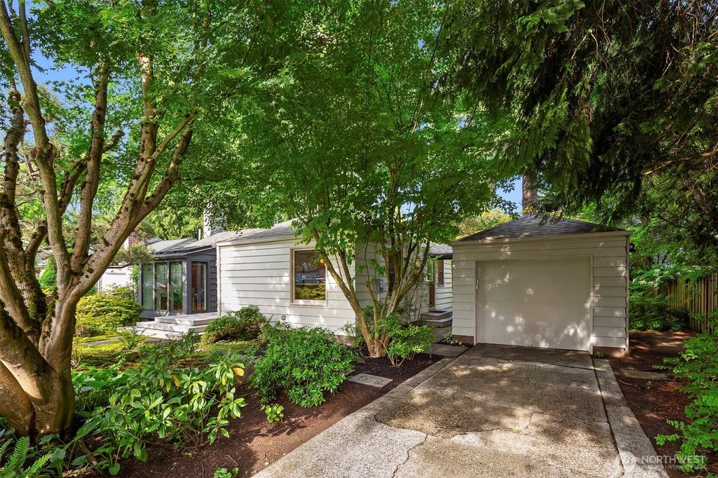 Photo of 7708 44th Avenue NE, Seattle, WA 98115 (MLS # 2388696)