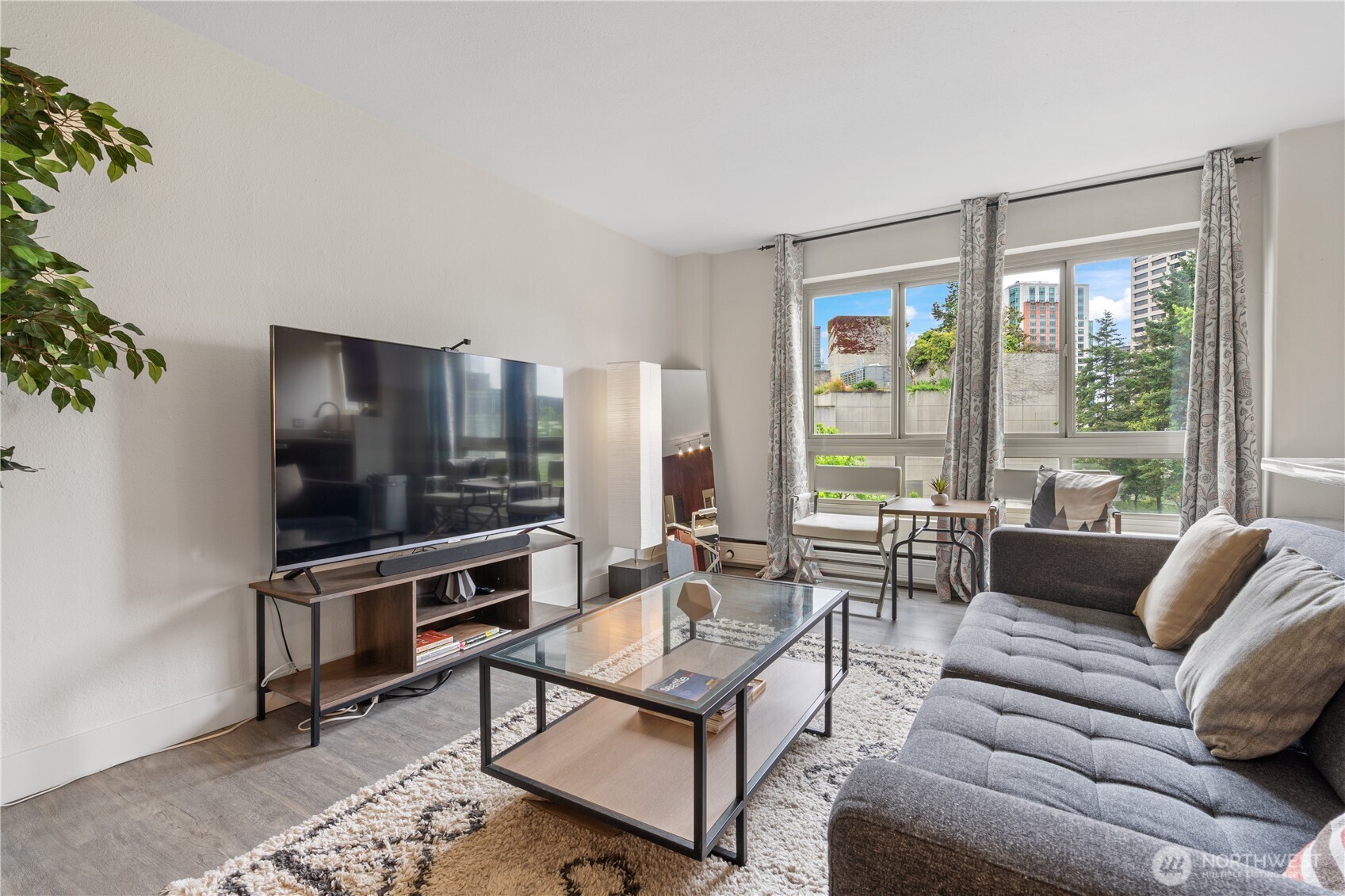 1400 Hubbell Place 909
