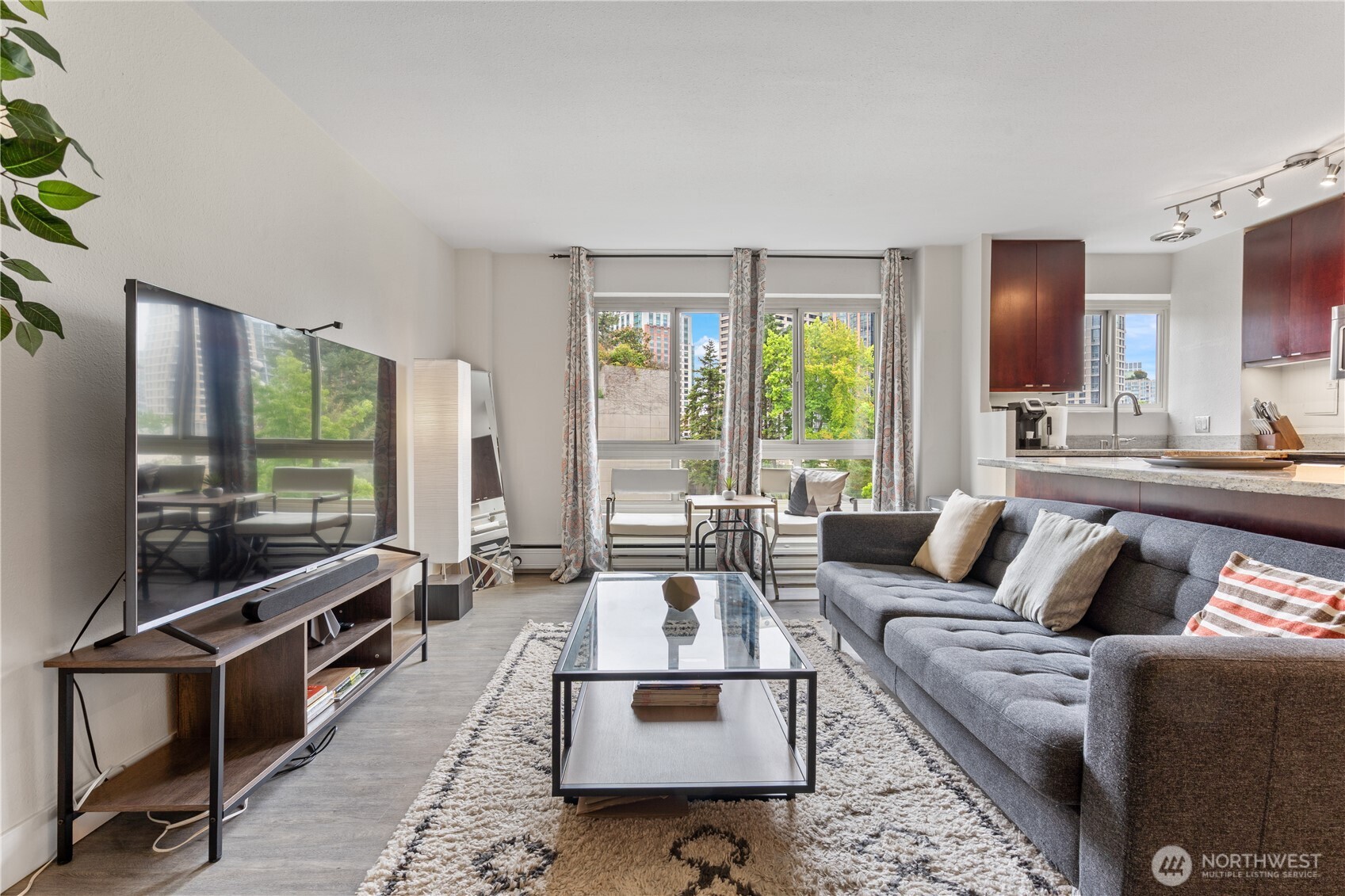 1400 Hubbell Place 909