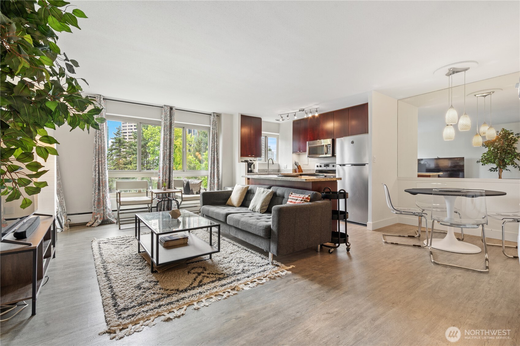 1400 Hubbell Place 909