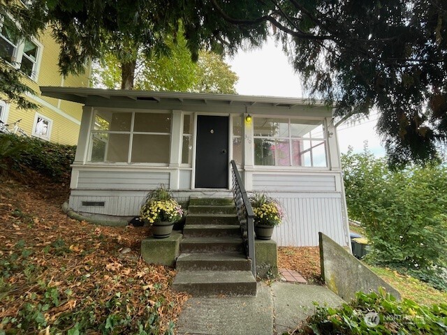 310 E Ivy Street