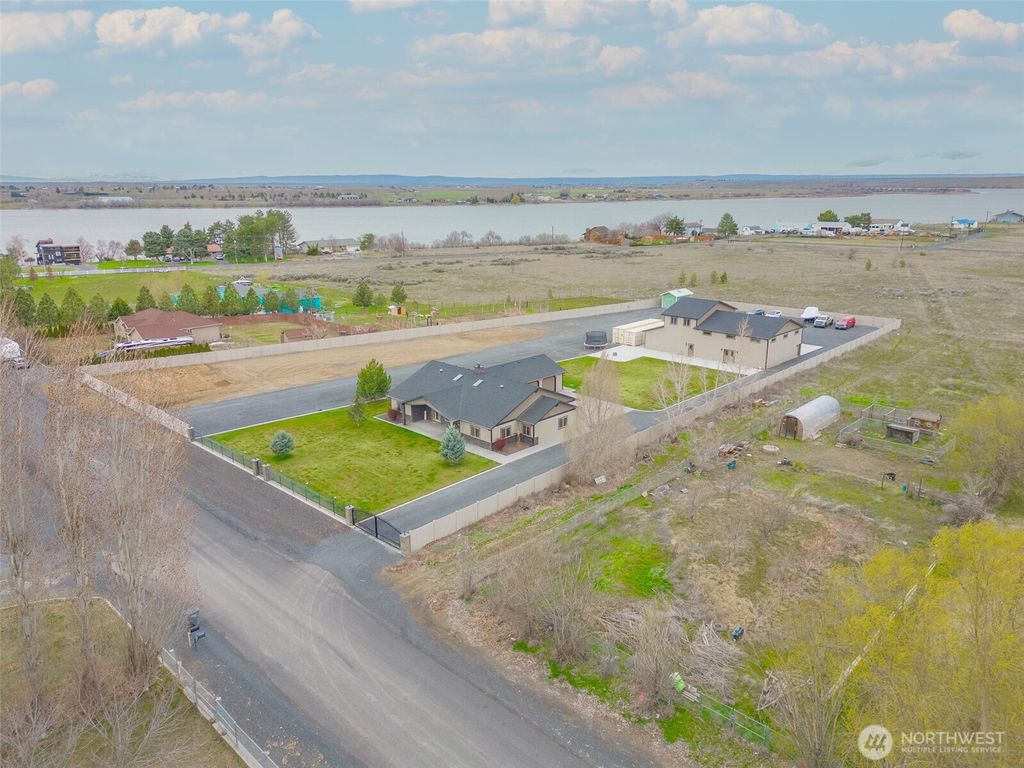 Photo of 7342 Redmond Road NE, Moses Lake, WA 98837 (MLS # 2494226)