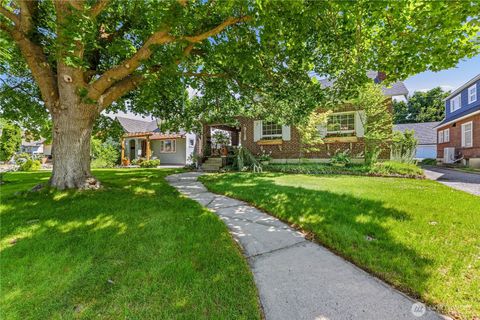 Photo of 915 Highland Drive, Wenatchee, WA 98801 (MLS # 2532538)
