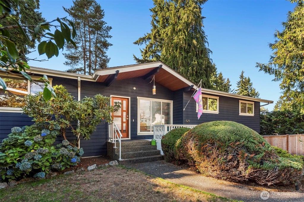 Photo of 529 NW 201st Place, Shoreline, WA 98177 (MLS # 2586449)