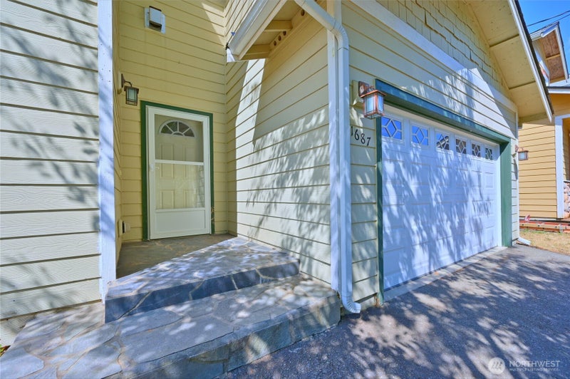 1687 Bayview Drive W