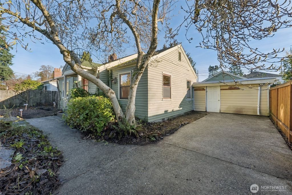 Photo of 15208 6th Avenue NE, Shoreline, WA 98155 (MLS # 2469432)