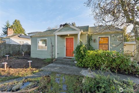 Photo of 15208 6th Avenue NE, Shoreline, WA 98155 (MLS # 2469432)