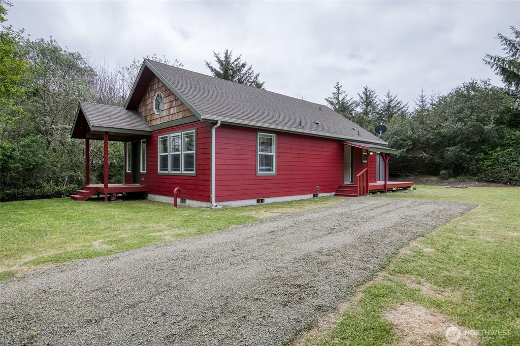 Photo of 899 Wawona Avenue SW, Ocean Shores, WA 98569 (MLS # 2528349)