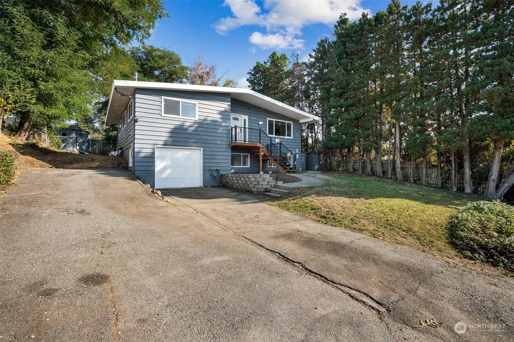 Photo of 19306 2nd Avenue S, Des Moines, WA 98148 (MLS # 2007421)