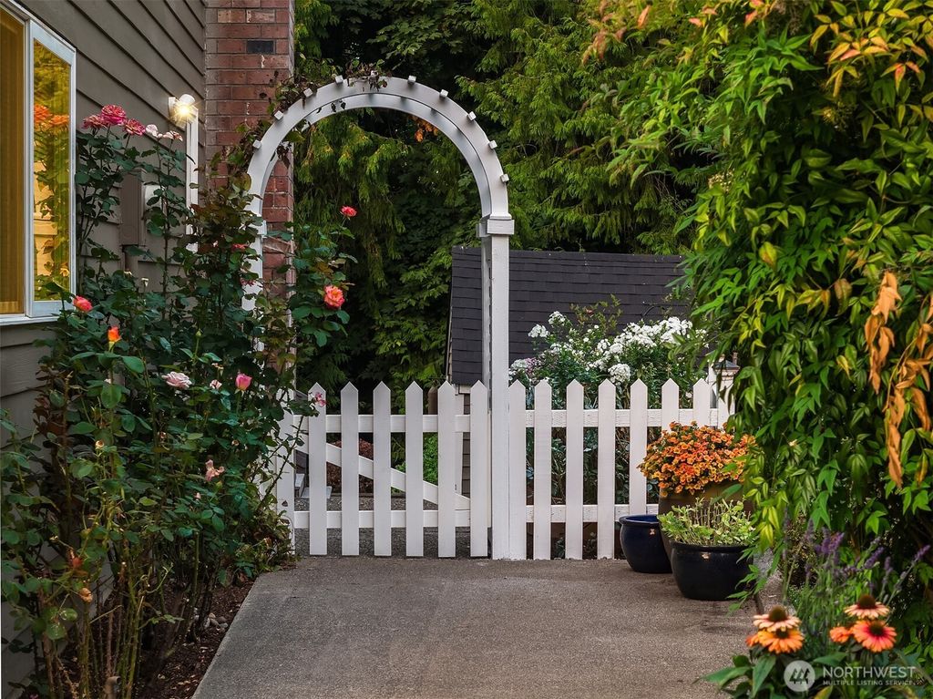 Photo of 18232 SE 43rd Court, Issaquah, WA 98027 (MLS # 2420557)