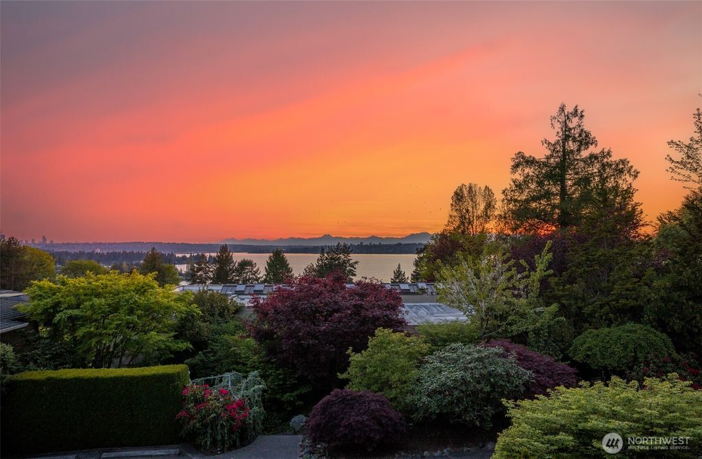 Photo of 10419 NE 53RD Street, Kirkland, WA 98033 (MLS # 2513753)