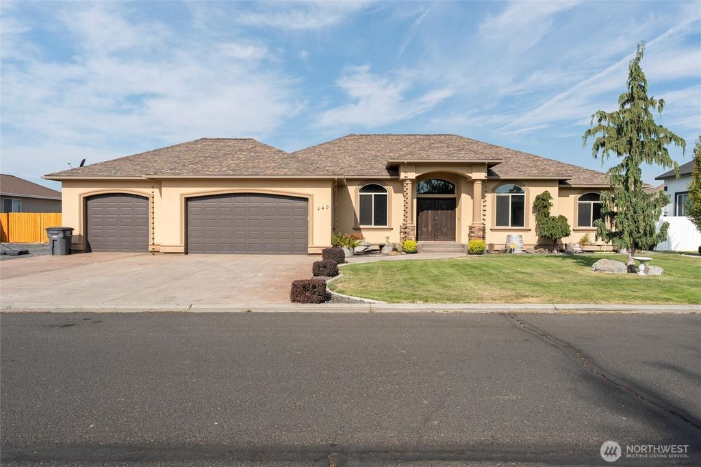 Photo of 440 Dream Street SE, Moses Lake, WA 98837 (MLS # 2469397)