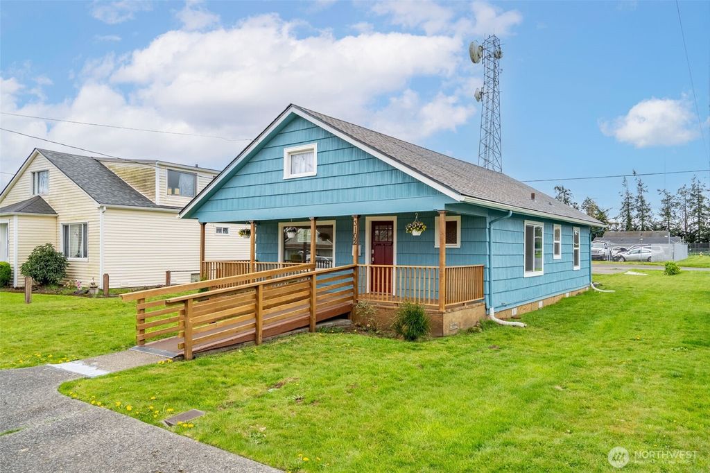 Photo of 3102 Aberdeen Avenue, Hoquiam, WA 98550 (MLS # 2500864)
