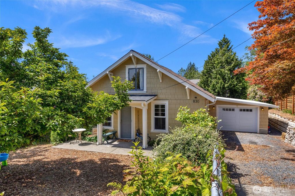 Photo of 830 Avenue A, Snohomish, WA 98290 (MLS # 2381811)