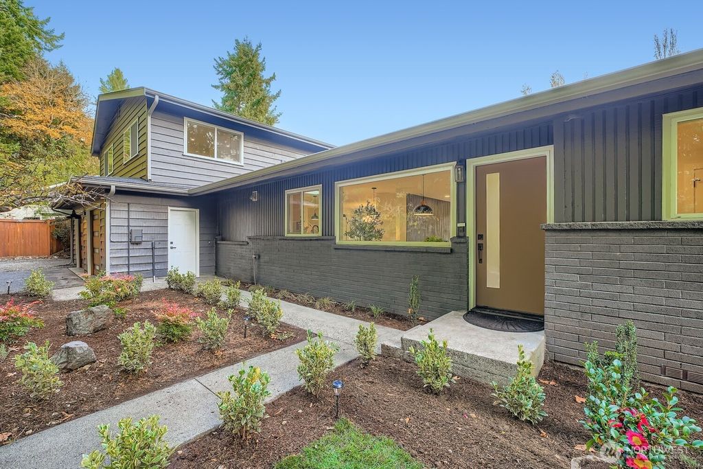 Photo of 3320 NE 200th Court, Lake Forest Park, WA 98155 (MLS # 2454999)