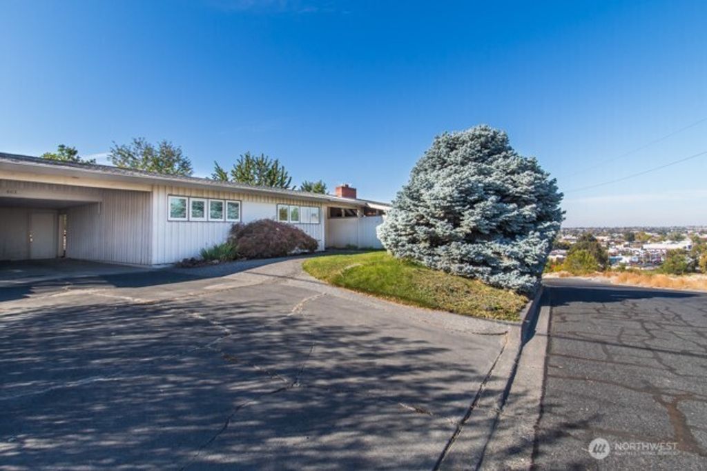 Photo of 803 E Lark Avenue, Moses Lake, WA 98837 (MLS # 2446924)