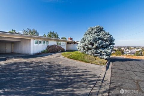 Photo of 803 E Lark Avenue, Moses Lake, WA 98837 (MLS # 2446924)