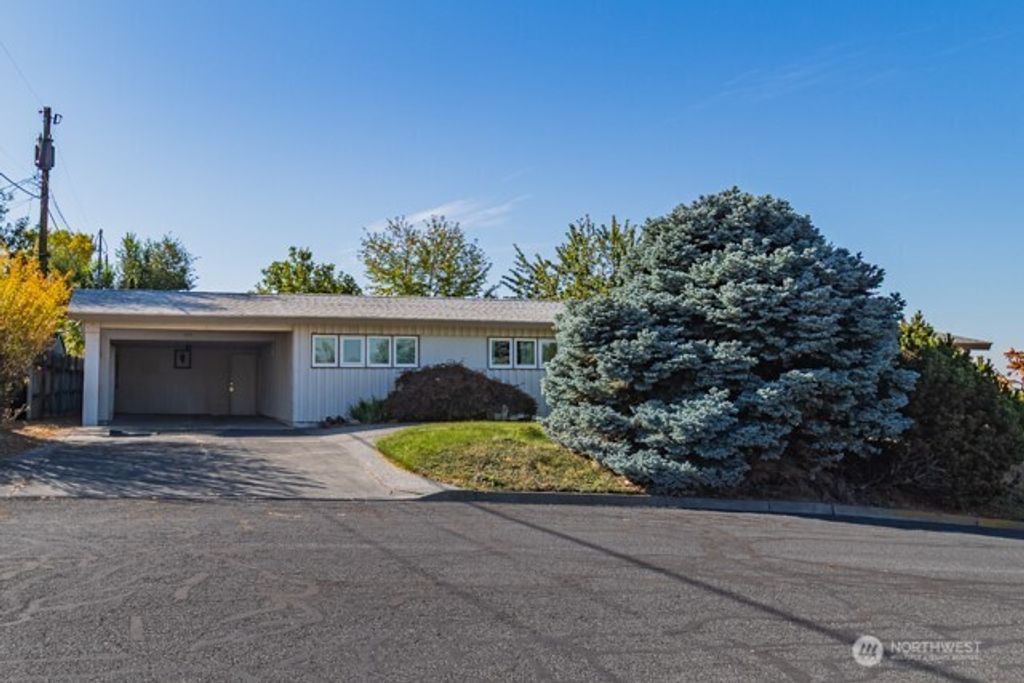 Photo of 803 E Lark Avenue, Moses Lake, WA 98837 (MLS # 2446924)