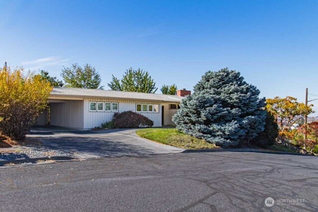 Photo of 803 E Lark Avenue, Moses Lake, WA 98837 (MLS # 2446924)