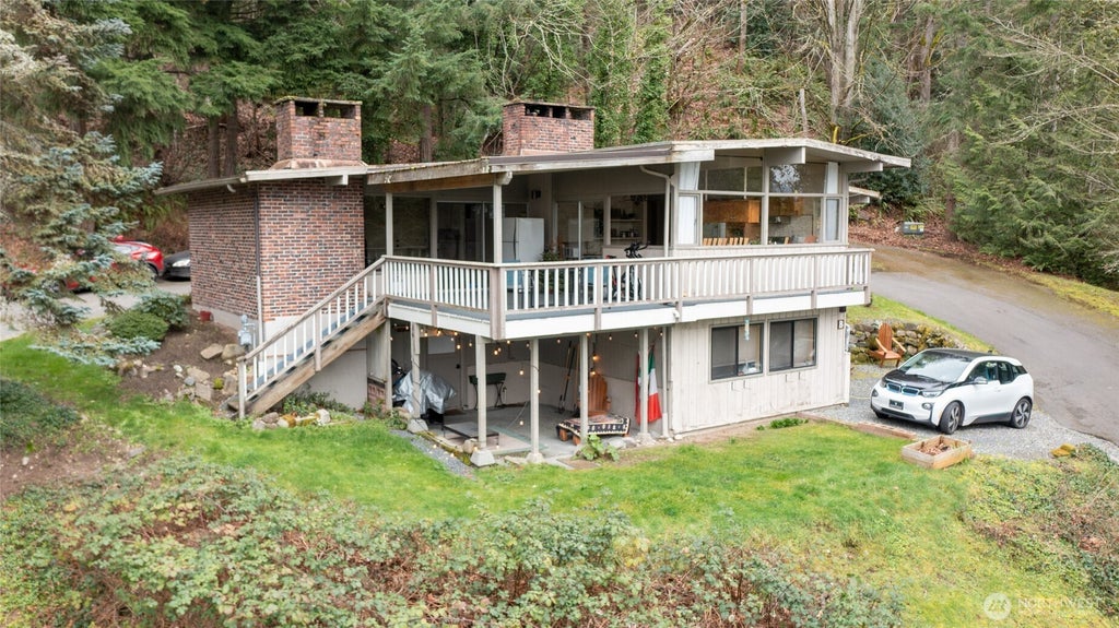 Photo of 2232 E Lake Sammamish Parkway NE, Sammamish, WA 98074 (MLS # 2574876)