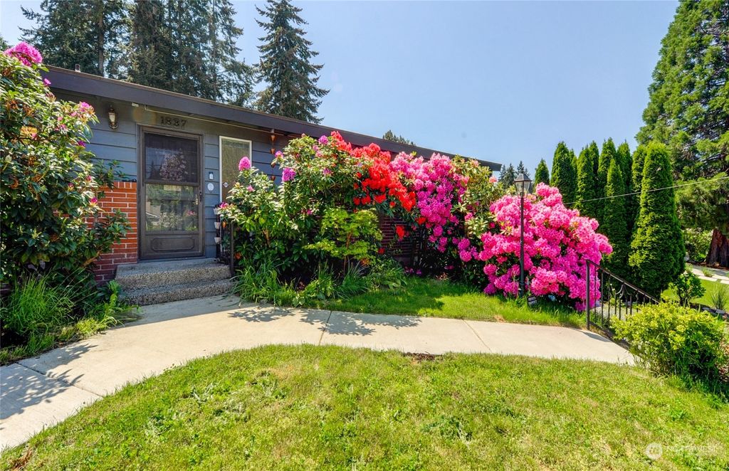 Photo of 1837 N 163rd Street, Shoreline, WA 98133 (MLS # 2071953)