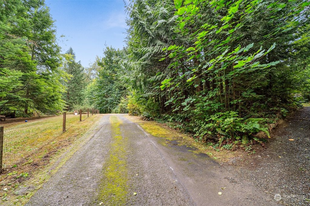 Photo of 35855 207th Place SE, Auburn, WA 98092 (MLS # 2156180)