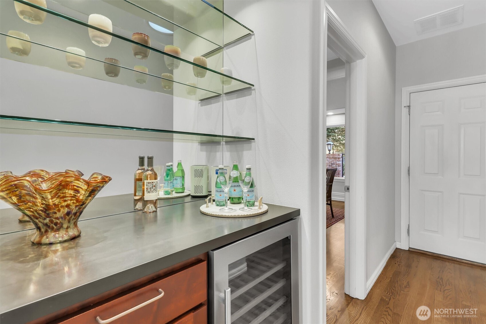 Bellevue, Washington, 98004, United States, 2 Bedrooms Bedrooms, ,3 BathroomsBathrooms,Residential,Active,2035071