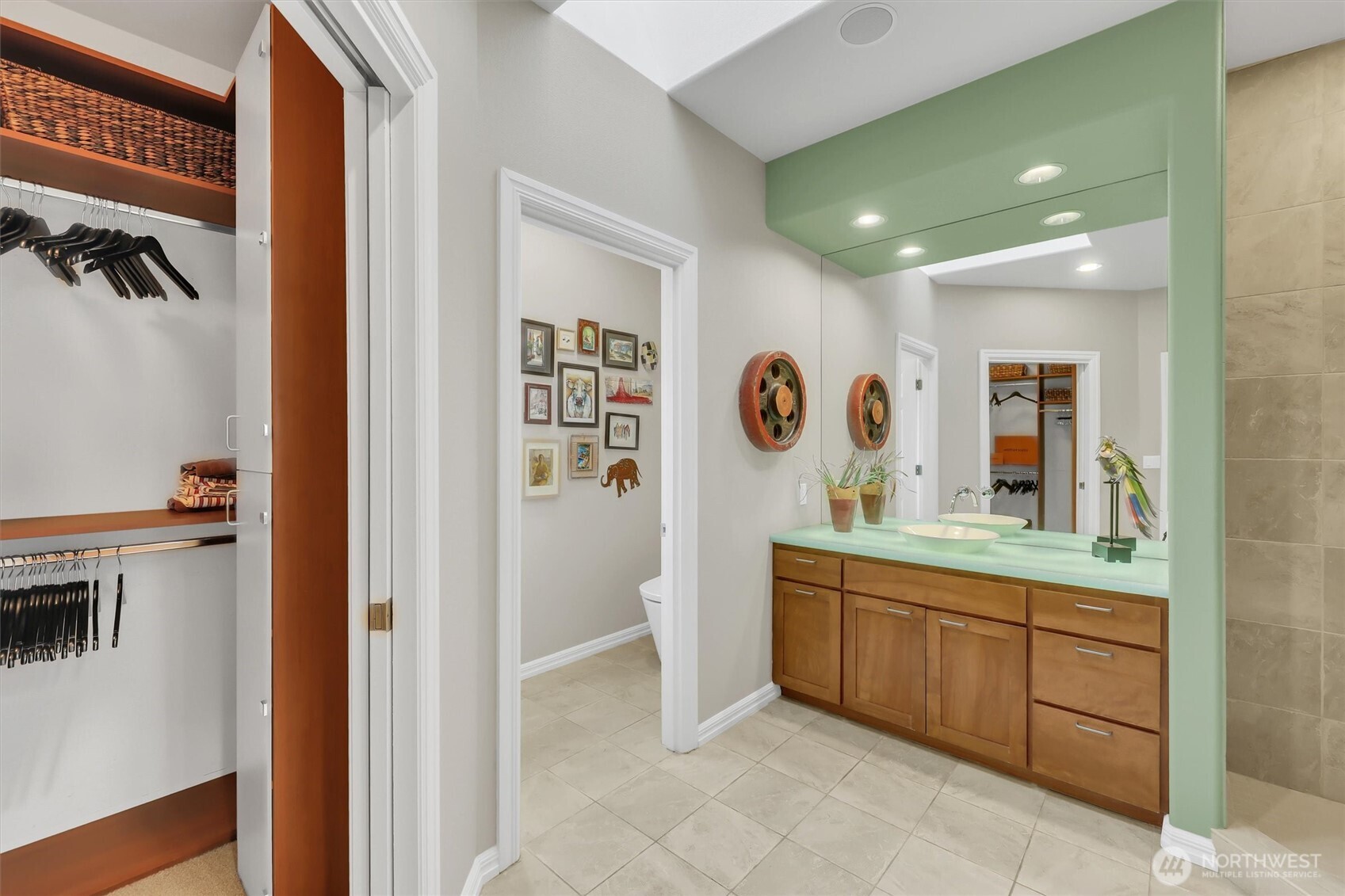 Bellevue, Washington, 98004, United States, 2 Bedrooms Bedrooms, ,3 BathroomsBathrooms,Residential,Active,2035071