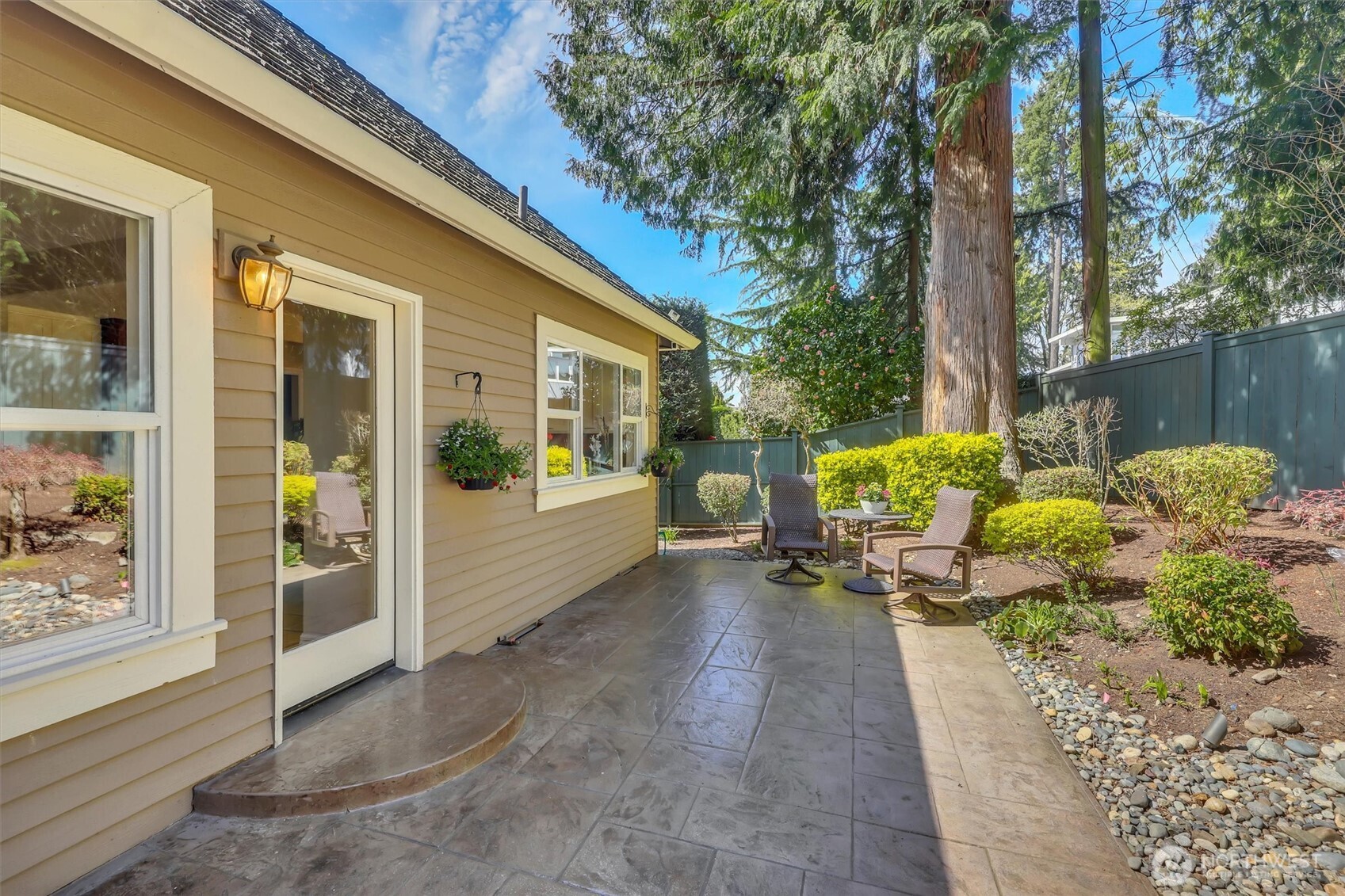 Bellevue, Washington, 98004, United States, 2 Bedrooms Bedrooms, ,3 BathroomsBathrooms,Residential,Active,2035071