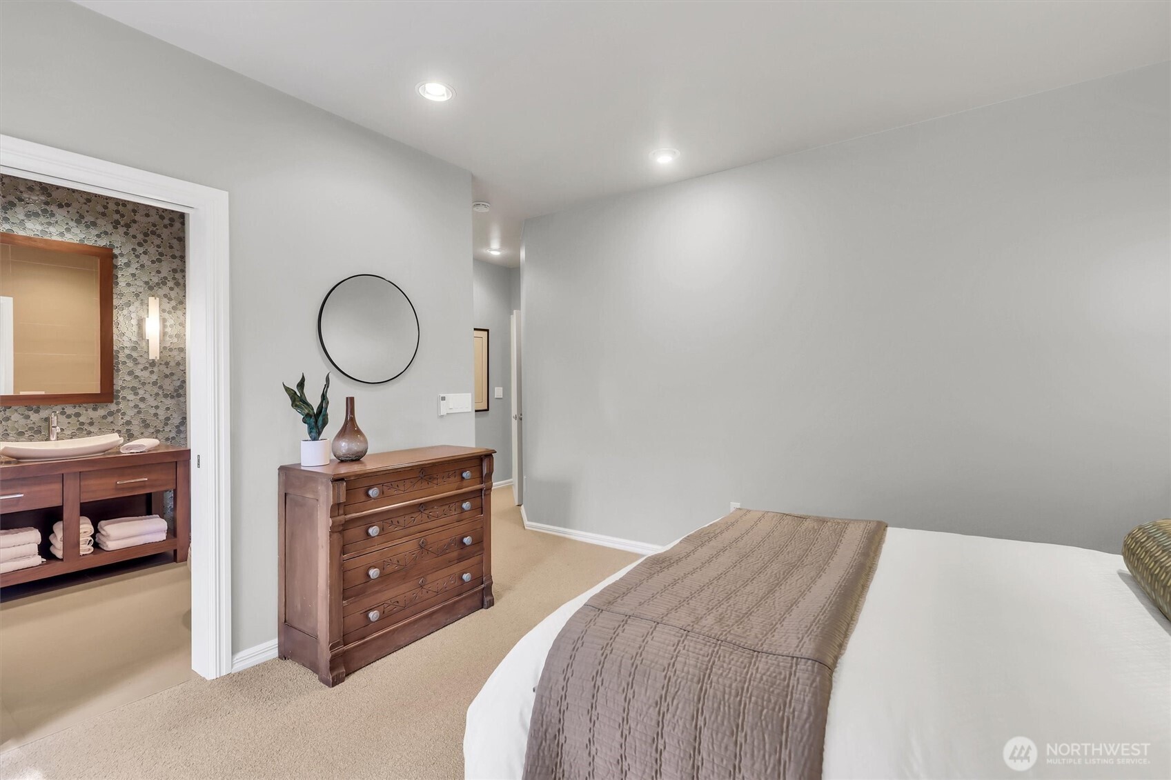 Bellevue, Washington, 98004, United States, 2 Bedrooms Bedrooms, ,3 BathroomsBathrooms,Residential,Active,2035071