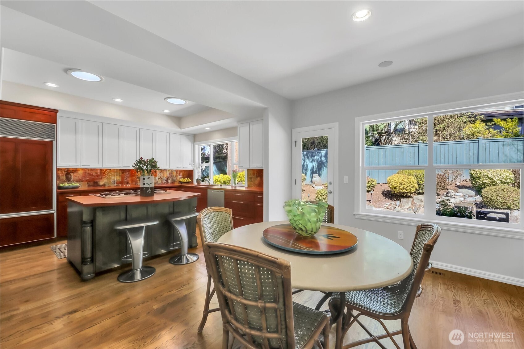 Bellevue, Washington, 98004, United States, 2 Bedrooms Bedrooms, ,3 BathroomsBathrooms,Residential,Active,2035071