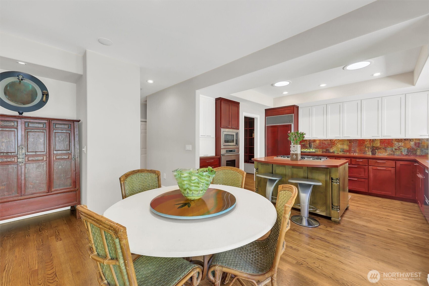 Bellevue, Washington, 98004, United States, 2 Bedrooms Bedrooms, ,3 BathroomsBathrooms,Residential,Active,2035071