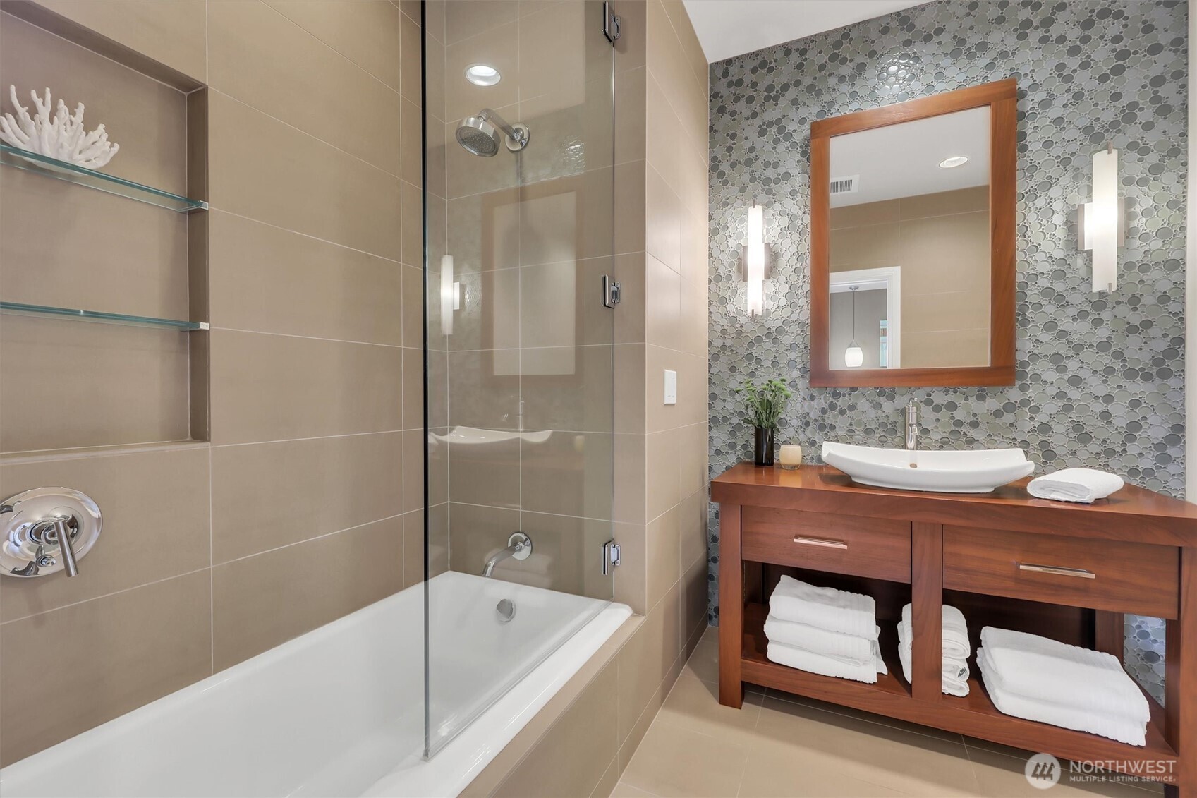 Bellevue, Washington, 98004, United States, 2 Bedrooms Bedrooms, ,3 BathroomsBathrooms,Residential,Active,2035071