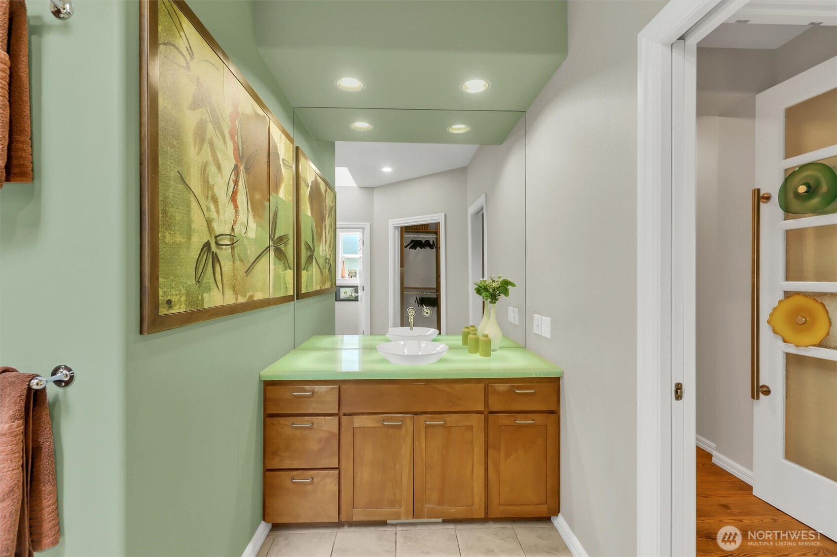 Bellevue, Washington, 98004, United States, 2 Bedrooms Bedrooms, ,3 BathroomsBathrooms,Residential,Active,2035071