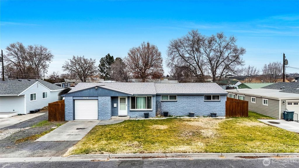 Photo of 717 S Locust Lane, Moses Lake, WA 98837 (MLS # 2477203)