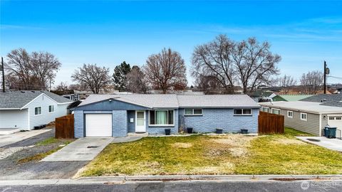 Photo of 717 S Locust Lane, Moses Lake, WA 98837 (MLS # 2477203)