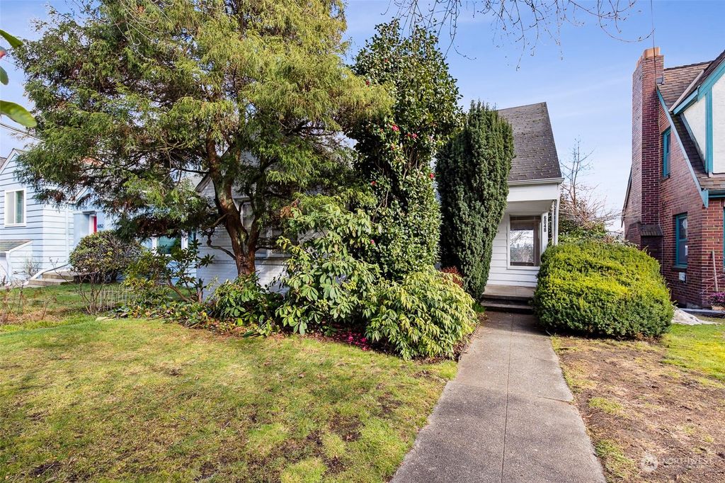 Photo of 6048 35th Avenue NE, Seattle, WA 98115 (MLS # 2197597)