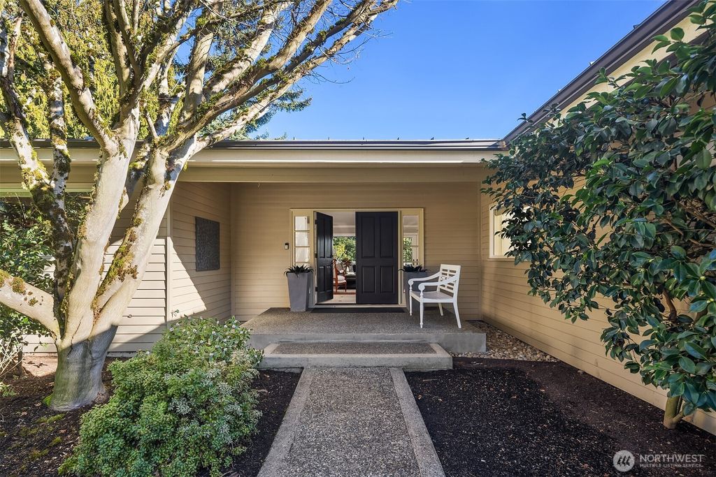 Photo of 2414 79th Avenue NE, Medina, WA 98039 (MLS # 2481804)