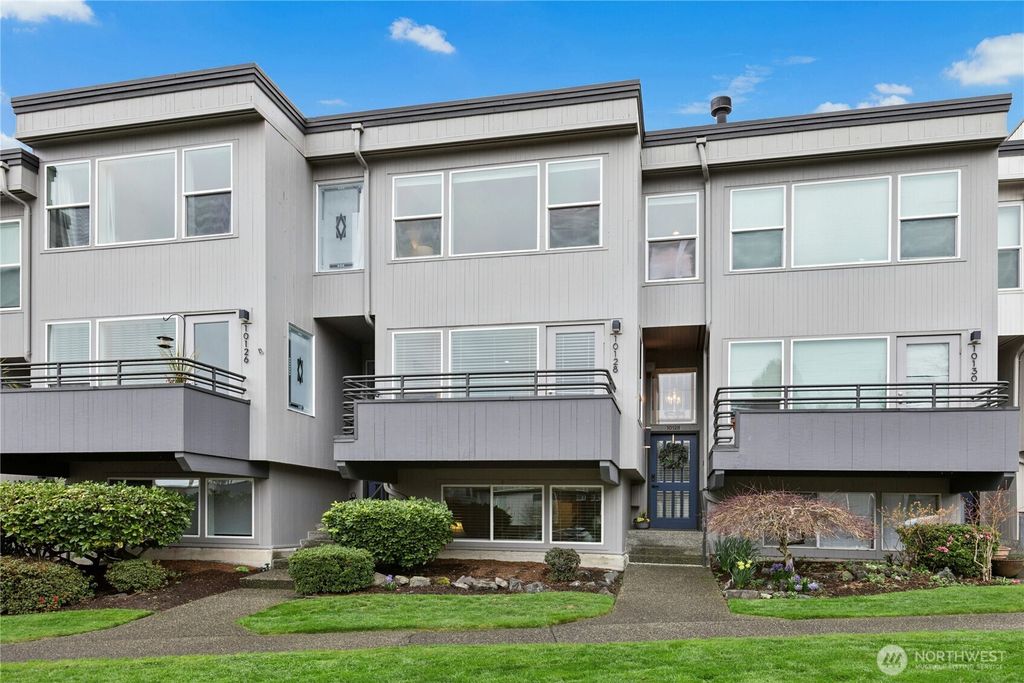 Photo of 10128 NE 63rd Street, Kirkland, WA 98033 (MLS # 2524880)