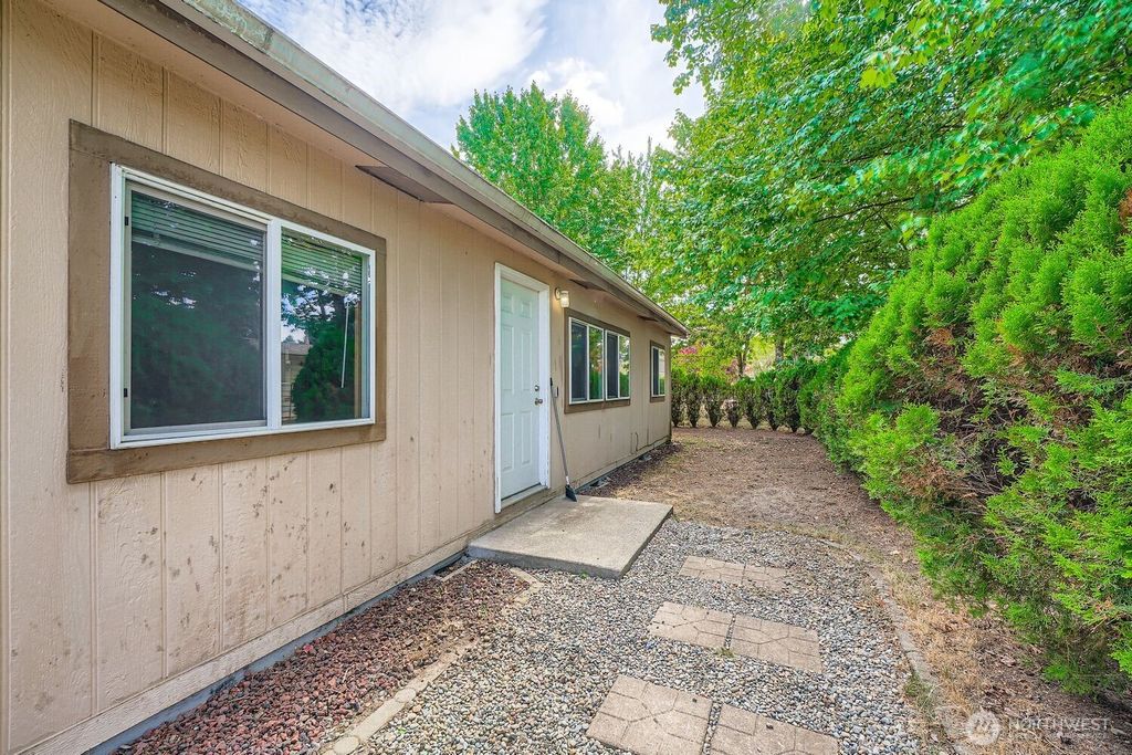 Photo of 733 8TH Street NE, Auburn, WA 98002 (MLS # 2431621)