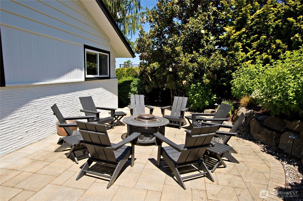 Photo of 4935 116th Place SE, Bellevue, WA 98006 (MLS # 2541966)