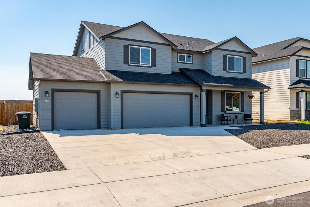 Photo of 714 N Doumit Drive, Moses Lake, WA 98837 (MLS # 2557543)