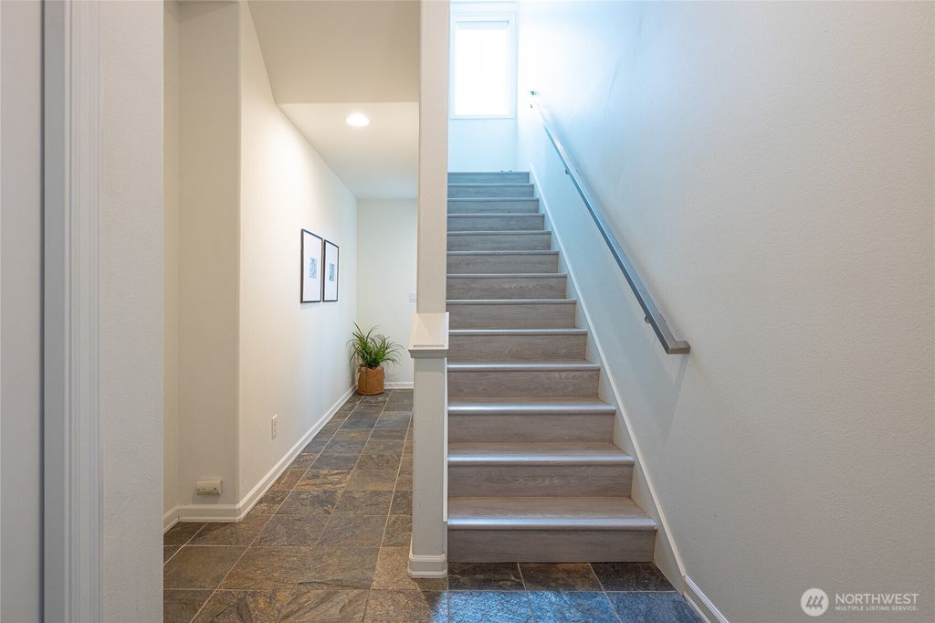 Photo of 1820 Franklin Avenue E, Seattle, WA 98102 (MLS # 2485950)