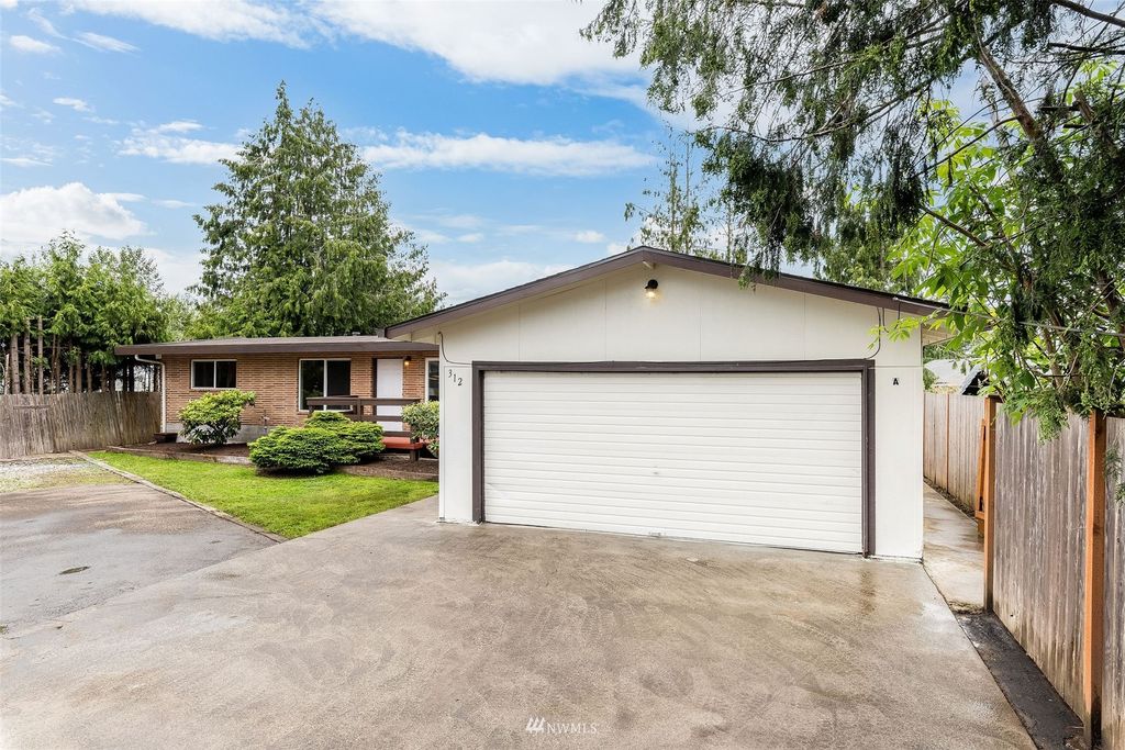 Photo of 312 4th Avenue N, Algona, WA 98001 (MLS # 1957538)