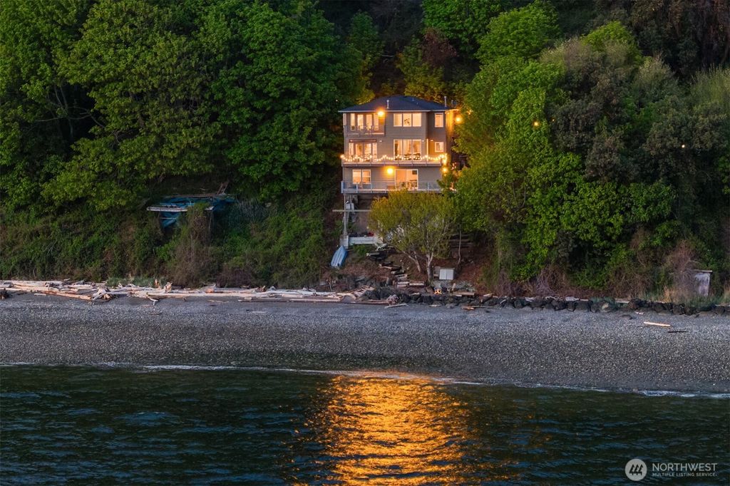 Photo of 10835 Arroyo Beach Place SW, Seattle, WA 98146 (MLS # 2512668)