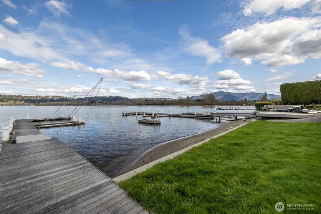 Photo of 19523 SE 51st Street, Issaquah, WA 98027 (MLS # 2502802)