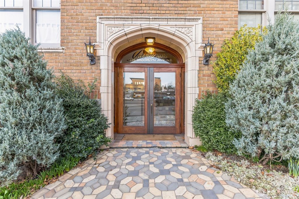 Photo of 4235 Brooklyn Avenue NE #402, Seattle, WA 98105 (MLS # 2340843)